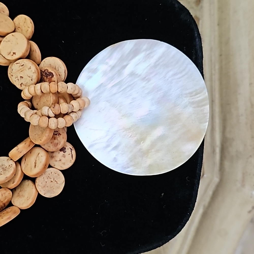 NY Wooden disc with mother of pearl pendant - Picture 2 of 3